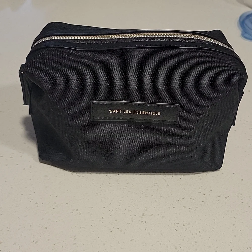 Want Les Essentials Air Canada Makeup Bag - Picture 1 of 6